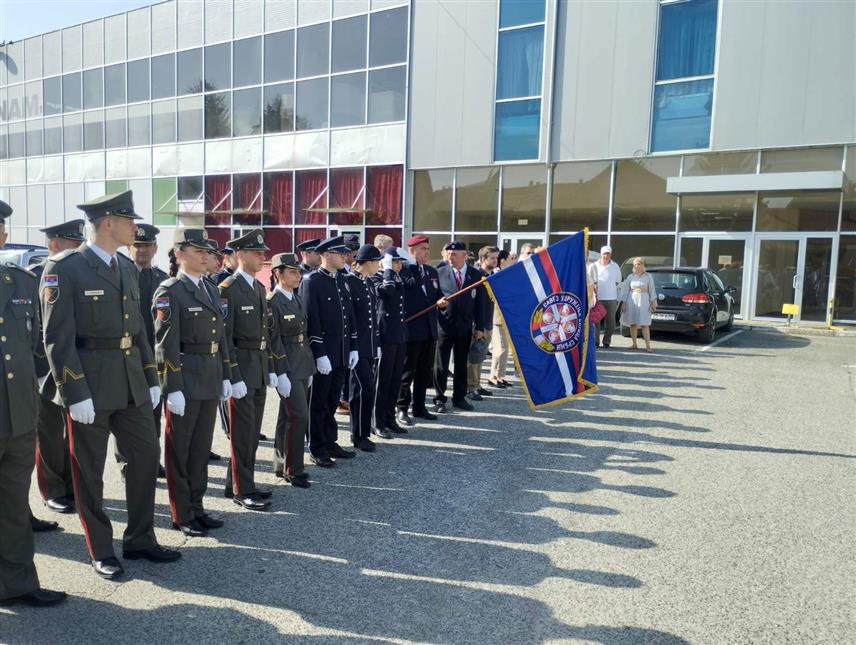 ПРИЈЕДОР, 7. ЈУЛА /СРНА/ - Питомци Војне академије у Београду продефиловали су улицама Приједора уочи обиљежавања 82 године од Битке на Козари којем ће данас присуствовати на Мраковици.