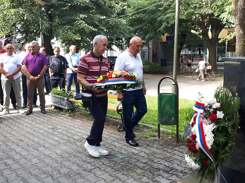 КОСТАЈНИЦА, 7. ЈУЛА /СРНА/ - У Костајници су данас положени вијенци на споменик борцима погинулим у Одбрамбено-отаџбинском рату, поводом обиљежавања 7. јула, Дан бораца општине Костајница.