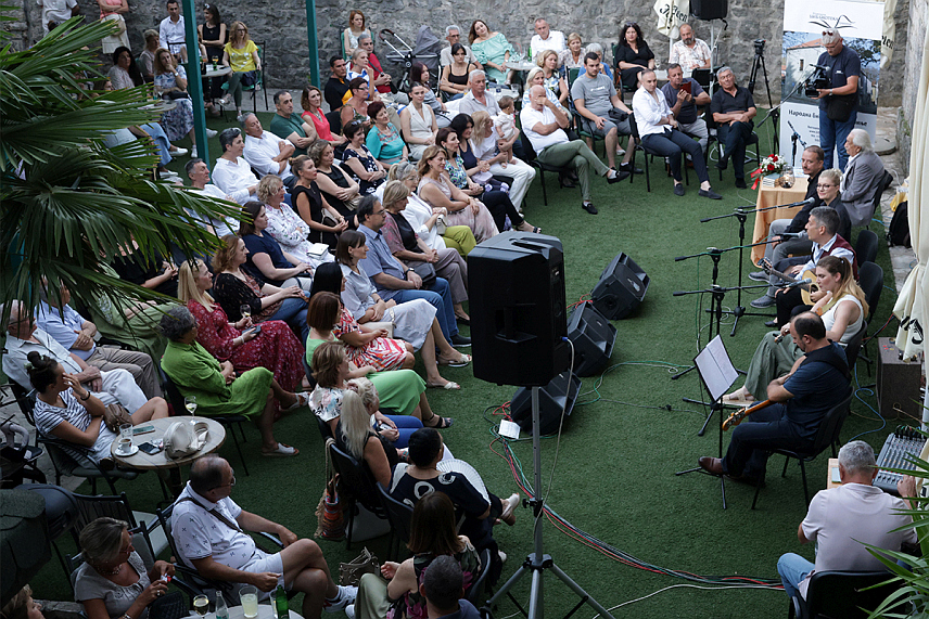 ТРЕБИЊЕ, 7. ЈУЛА /СРНА/ - Пјесничко-музичко вече Пере Зупца и његовог сина Милоша организовано је у требињској Народној библиотеци, a публика је могла да чује стихове чувених пјесника у пратњи гитаре и перкусија.