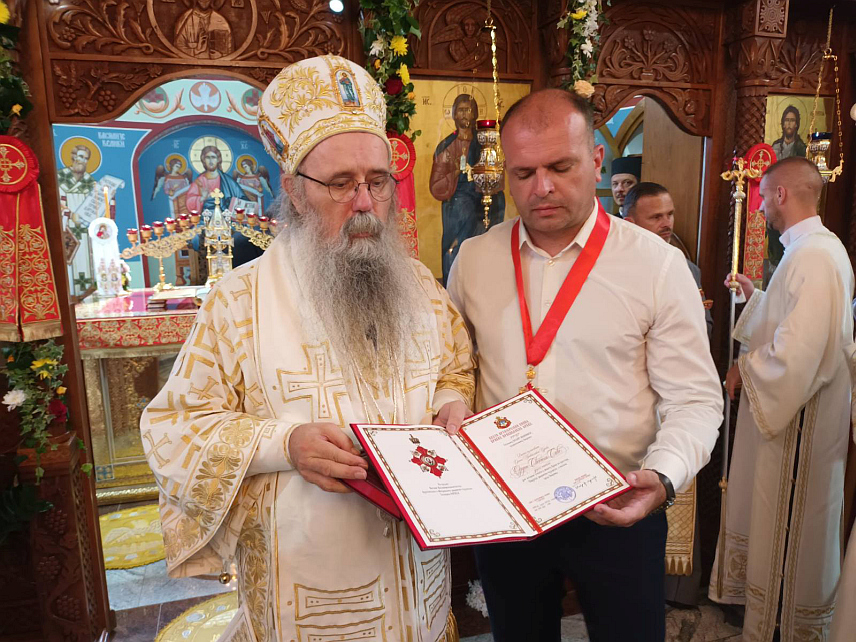 ЗВОРНИК, 7. ЈУЛА /СРНА/ - Његово високопреосвештенство архиепископ и митрополит зворничко-тузлански Фотије служио је данас Свету архијерејску литургију у зворничкој цркви Рођења Светог Јована Претече, која је прославила црквену славу Ивањдан.