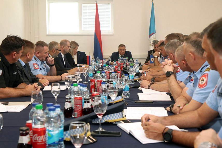 БАЊАЛУКА, 7. ЈУЛА /СРНА/ - Министар унутрашњих послова Републике Српске Синиша Каран и командант Специјалне антитерористичке јединице Горан Балабан дочекали су данас предсједника Српске Милорада Додика у Центру за обуку МУП-а Српске у Залужанима код Бањалуке, гдје и току састанак.