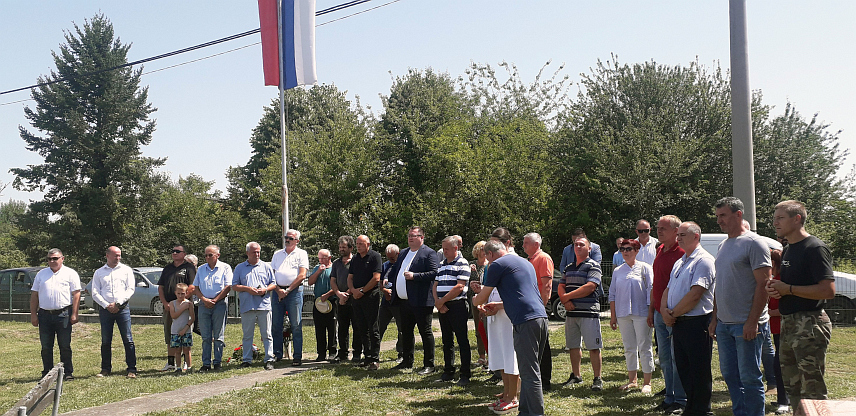 БРОД, 7. ЈУЛА /СРНА/ - У бродској мјесној заједници Грк данас је испред спомен-обиљежја служен помен за 14 бораца Војске Републике Српске из овог насеља, погинулих у протеклом Одбрамбено-отаџбинском рату.