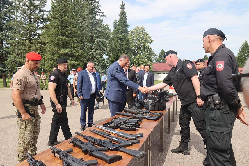 БАЊАЛУКА, 7. ЈУЛА /СРНА/ - Предсједник Републике Српске Милорад Додик у Центру за обуку МУП-а Српске у Залужанима код Бањалуке на показној вјежби одговора на терористички напада на штићени објекат коју су извели припадници Специјалне антитерористичке јединице и Жандармерије МУП-а Српске./ФОТО Борислав Здриња/