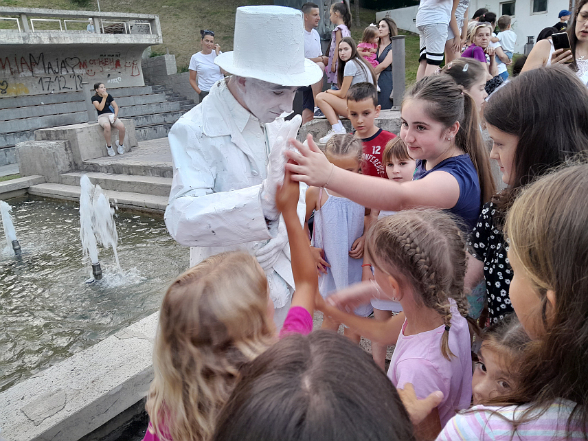 МРКОЊИЋ ГРАД, 7. ЈУЛА /СРНА/ - Манифестација "МГ љето" отворена је вечерас у Мркоњић Граду, уз низ занимљивих садржаја за малишане.