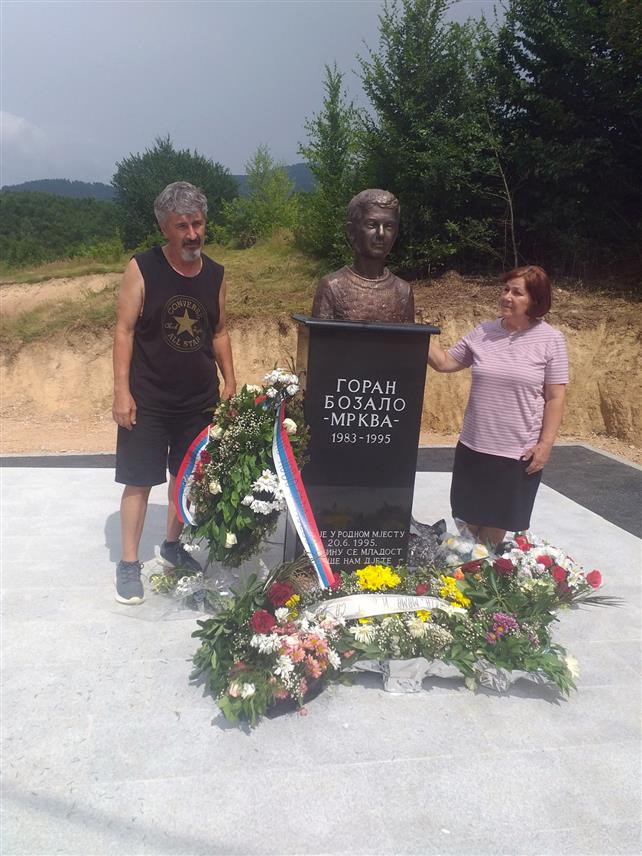 ИСТОЧНО САРАЈЕВО, 7. ЈУЛА /СРНА/ - Марица и Радомир Бозало, који су прије 29 година изгубили дванаестогодишњег сина Горана који је настрадао од гранате испаљене са муслиманских положаја из Сарајева.
