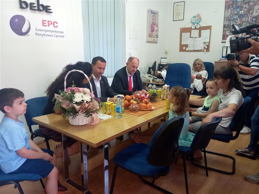 TРЕБИЊЕ, 8. ЈУЛА /СРНА/ - Градоначелник Tребиња Мирко Ћурић и генерални директор "Електропривреде Републике Српске" Лука Петровић посјетили су данас Удружење породица са проблемом стерилитета "Бебе" којем је, како је истакнуто, Градска управа на располагању за подршку.