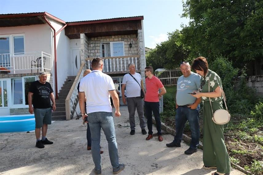 ГАЦКО, 8. ЈУЛА /СРНА/ - Начелник општине Гацко Огњен Милинковић је данас са замјеником Синишом Мандићем обишао радове на регулацији бујичног потока Бурак.