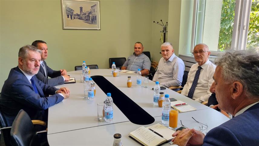 НЕВЕСИЊЕ, 8. ЈУЛА/СРНА/ - Министар здравља и социјалне заштите Ален Шеранић разговарао је данас са начелником општине Невесиње Миленком Авдаловићем, директором Дома здравља Жарком Таминџијом, замјеником директора Милосавом Уљаревићем, директором Центра за социјални рад Гораном Ивковићем и предсједником Скупштине општине Момчилом Вукотићем.