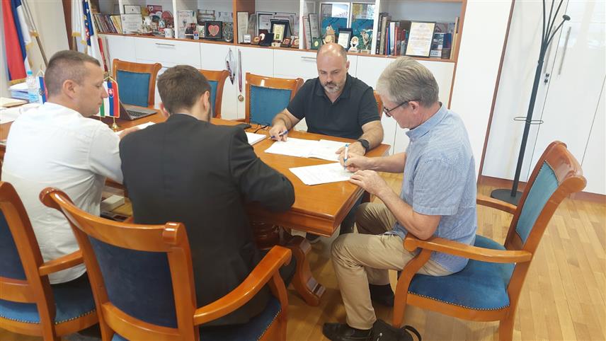 ВИШЕГРАД, 8. ЈУЛА /СРНА/ - Начелник општине Вишеград Младен Ђуревић данас је потписао уговоре о финансирању изградње сеоских водовода са представницима седам насеља, за шта је из буџета обезбијеђено 28.000 КМ.