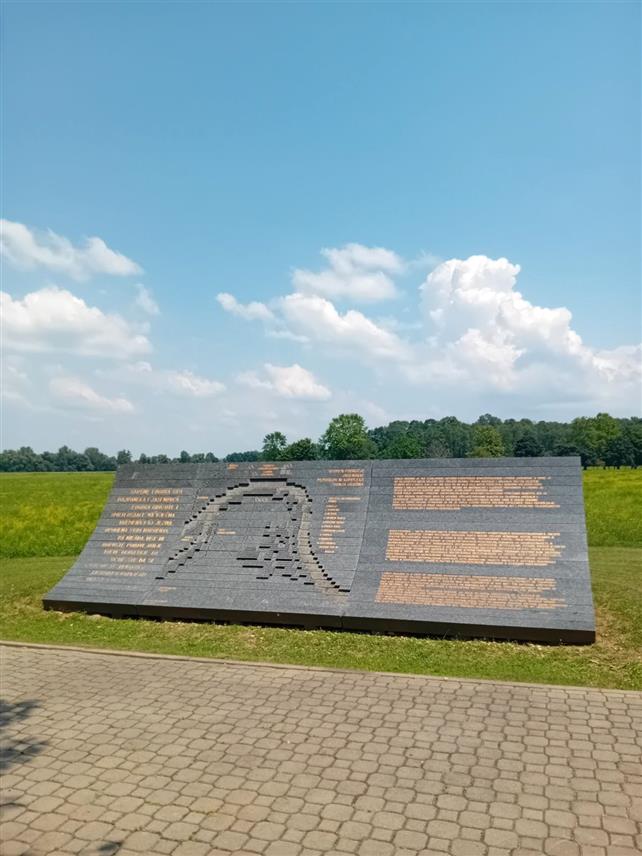 КОЗАРСКА ДУБИЦА, 8. ЈУЛА /СРНА/ - Спомен-подручје Доња Градина је, према евиденцији књиге посјетилаца, за шест мјесеци ове године посјетило 14.979 људи, а највише посјета забиљежено је током маја када је одржан низ активности у помен на жртве концентрационог логора Јасеновац.