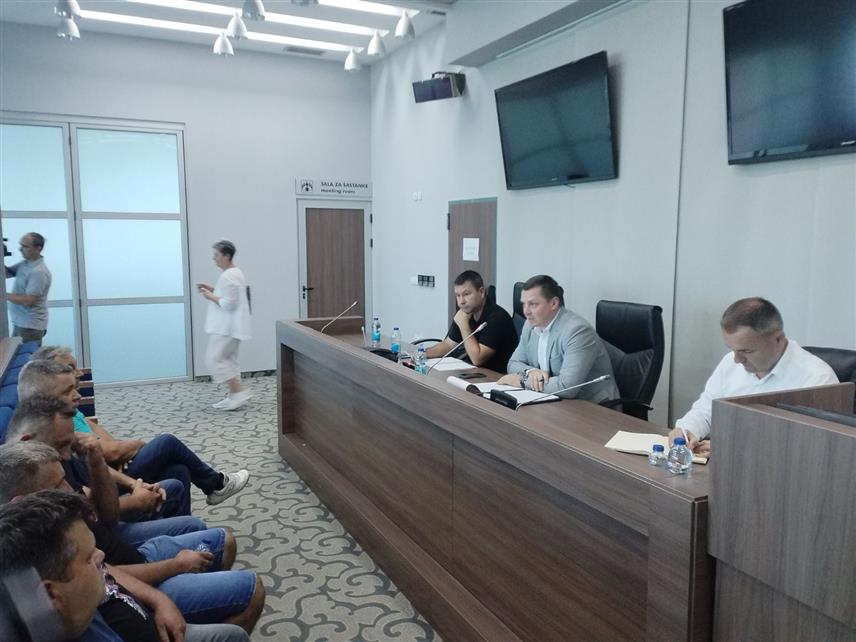 БИЈЕЉИНА, 8. ЈУЛА /СРНА/ - Састанак пољопривредника са представницима скупштинске комисије за пољопривреду, Аграрног фонда Бијељине и клубова одборника, којем нису присуствовали одборници СДС-а и ПДП-а - предсједник Скупштине града Бијељина Александар Ђурђевић.