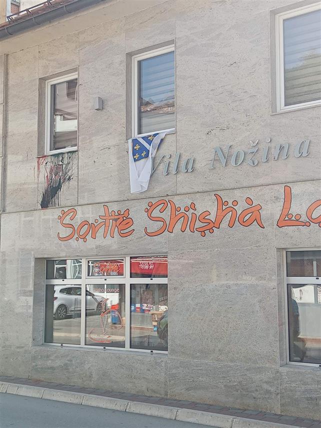 ЗВОРНИК, 8. ЈУЛА /СРНА/ - Градска организација породица погинулих и заробљених браца и несталих цивила Зворник изразила је данас протест због провокације ратном заставом такозване Армије БиХ која је истакнута на приватној кући удаљеној стотињак метара од Градске управе, Полицијске управе и Општинског суда Зворник.