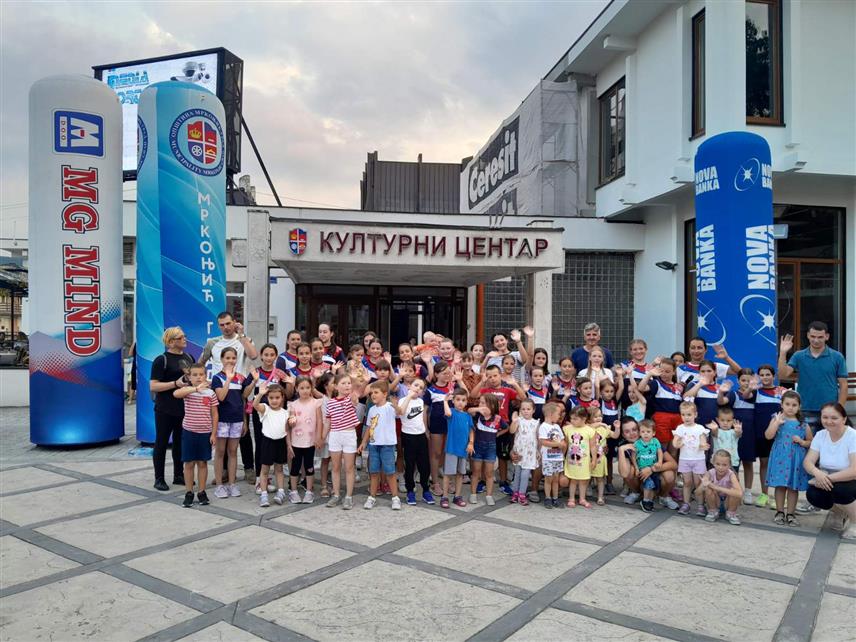 МРКОЊИЋ ГРАД, 8. ЈУЛА /СРНА/ - У оквиру манифестације "МГ љето 2024" вечерас су у Мркоњић Граду почели "Дани фолклора" намијењени почетницима који желе да науче да играју фолклор, као и свима који уживају играјући фолклор и његују српску традицију и обичаје.