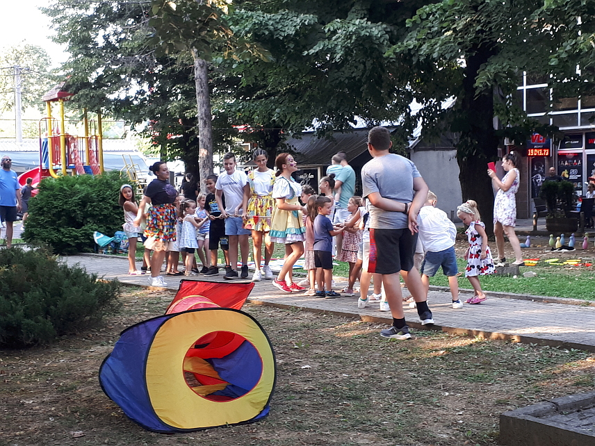 КОСTАЈНИЦА, 8. ЈУЛА /СРНА/ - У Костајници, гдје је од 28. јуна прошле до 28. јуна ове године рођено 25 беба, "Конференција беба" окупила је 14 дјеце рођене у овом периоду.