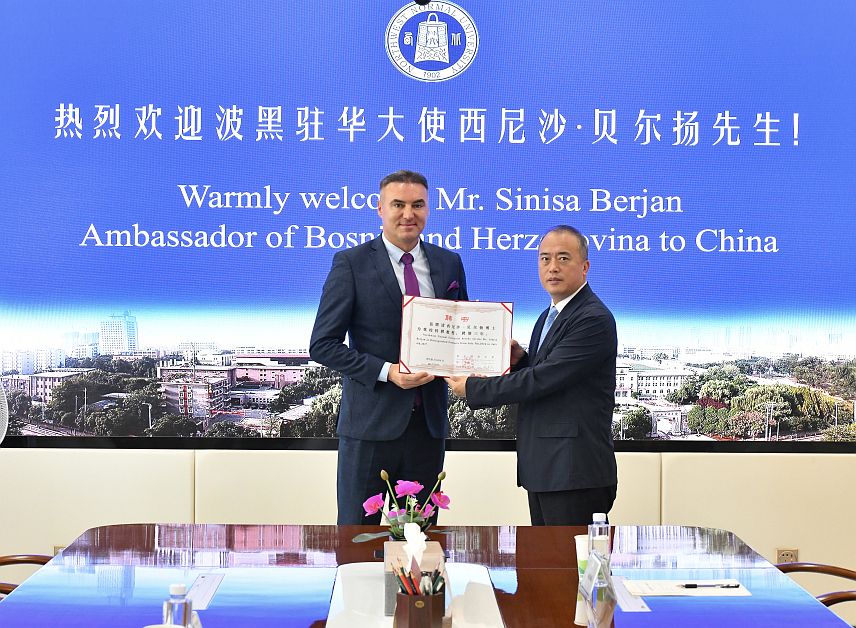 САРАЈЕВО/ЛАНЂОУ, 8. ЈУЛА /СРНА/ - Амбасадор БиХ у Кини Синиша Берјан изабран је за почасног и истакнутог професора престижног кинеског Сјеверозападног образовног универзитета из кинеске провинције Гансу, који у свом саставу има 27 факултета и око 40.000 студената.