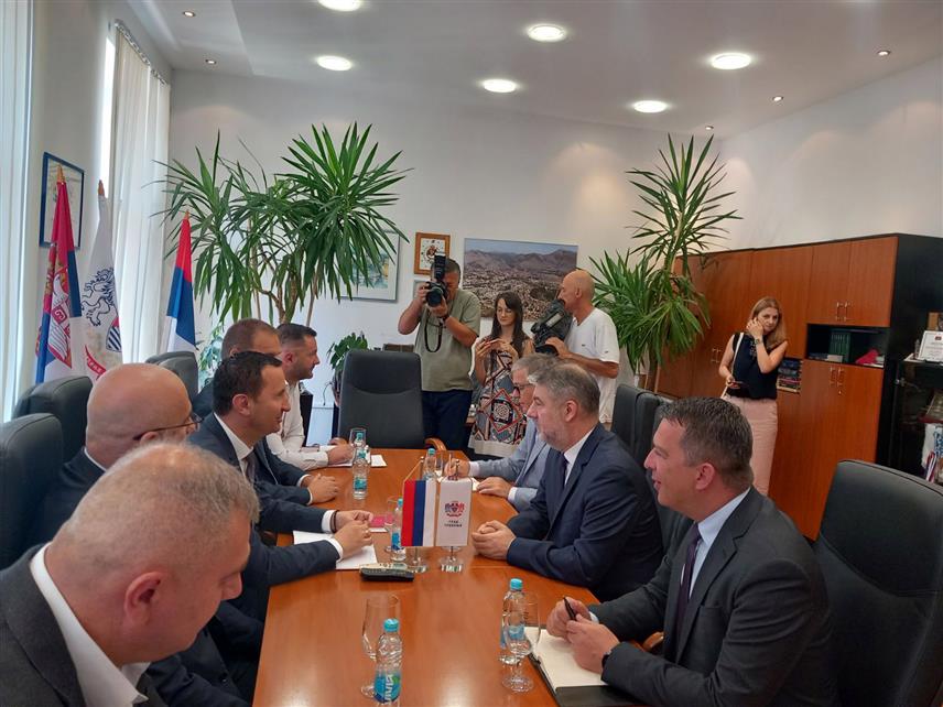 ТРЕБИЊЕ, 9. ЈУНА /СРНА/ - Министар здравља и социјалне заштите Републике Српске Ален Шеранић разговарао је данас са градоначелником Требиња Мирком Ћурићем и представницима требињског Дома здравља и Центра за социјални рад.