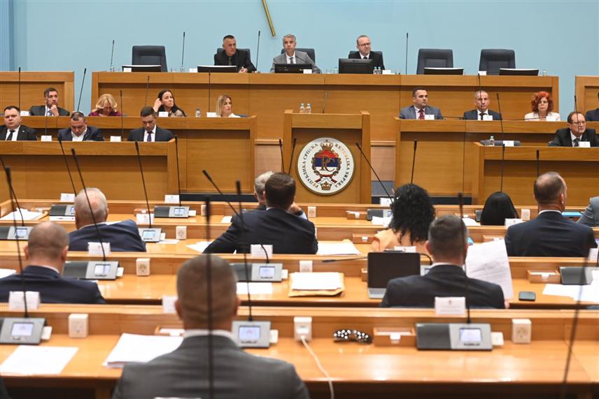 БАЊАЛУКА, 9. ЈУЛА /СРНА/ - Разматрањем Консолидованог извјештаја о извршењу буџета Републике Српске у прошлој години настављена је редовна сједница Народне скупштине Републике Српске.