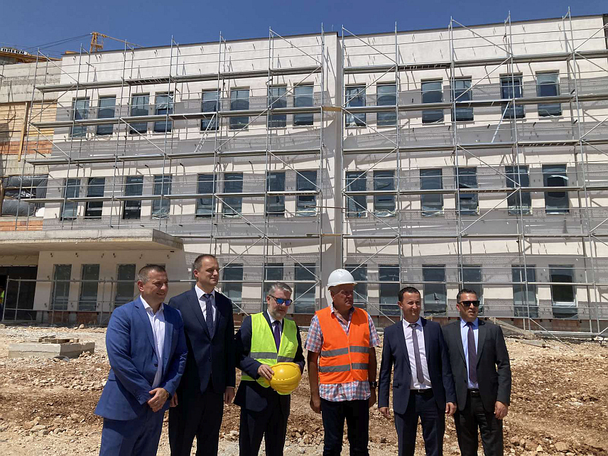 TРЕБИЊЕ, 9. ЈУЛА /СРНА/ - Министар здравља и социјалне заштите Републике Српске Ален Шеранић обишао је данас радове на изградњи нове болница у Требињу.