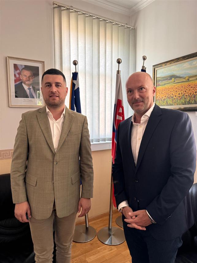 САРАЈЕВО, 9. ЈУЛА /СРНА/ - Директор Агенције за унапређење страних инвестиција БиХ /Фипа/ Марко Кубатлија разговарао је са словачким амбасадором у БиХ Романом Хлобеном о могућностима интензивирања улагања из Словачке, те ширењу пословања страних компанија које послују у овој земљи на подручје БиХ.