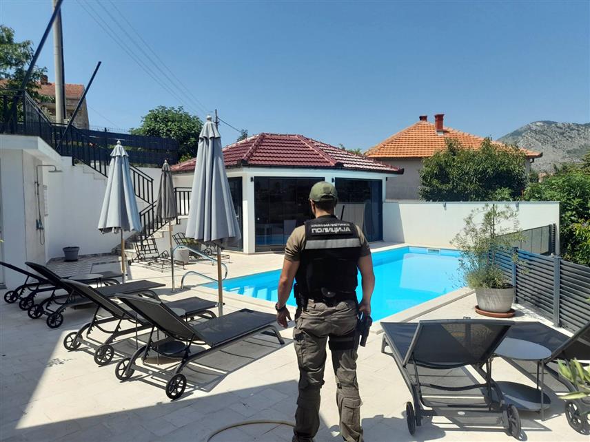 САРАЈЕВО, 9. ЈУЛА /СРНА/ - Помоћник командира Јединице Граничне полиције Требиње Благоје Миловић и држављанин БиХ и Хрватске Ивица Баго ухапшени су због сумње на организовани криминал и друга кривична дјела, док је замјеник директора Сипе Зоран Галић побјегао у Хрватску.