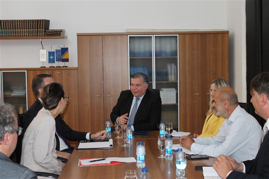 САРАЈЕВО, 9. ЈУЛА /СРНА/ - Замјеник министра иностраних послова у Савјету министара Јосип Бркић састао се данас у Сарајеву с водитељем новоуспостављене Ћелије за политичку подршку и ангажман при НАТО штабу у Сарајеву Владимиром Вучинићем.