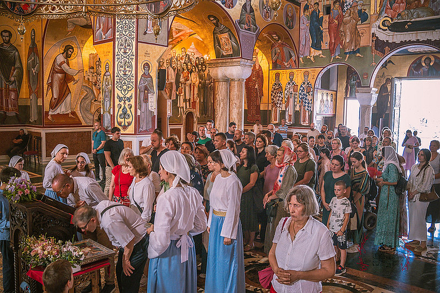 ПОДГОРИЦА, 9. ЈУЛА /СРНА/ - Други пут за годину дана у Саборни храм Христовог Васкрсења у Подгорици стигла је чудотворна мироточива икона Пресвете Богородице "Умекшање злих срца", која ће у храму бити до четвртка, 11. јула, а након тога ће бити изложена у храму Светог Владимира у Бару.