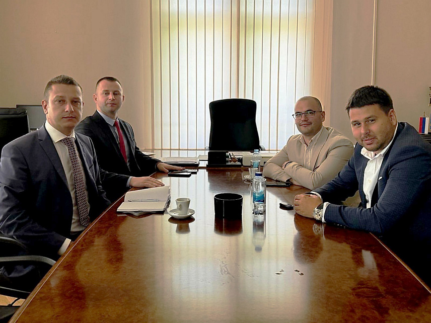 САРАЈЕВО, 9. ЈУЛА /СРНА/ - Замјеник министра одбране у Савјету министара Александар Гогановић састао се данас са начелником општине Шековићи Миладином Лазићем са којим је разговарао о моделима војно-цивилне сарадње.