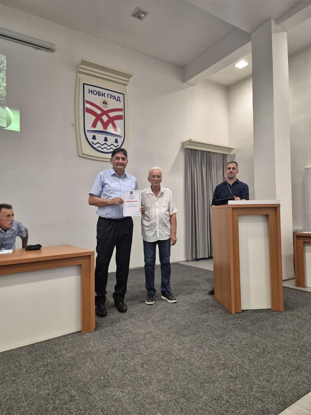 НОВИ ГРАД, 9. ЈУЛА /СРНА/ - У Новом Граду одржана је свечана сједница поводом 30 година од оснивања Тениског клуба "Слобода" на којој су уручена признања и захвалнице заслужним лицима која су допринијела да овај клуб траје.