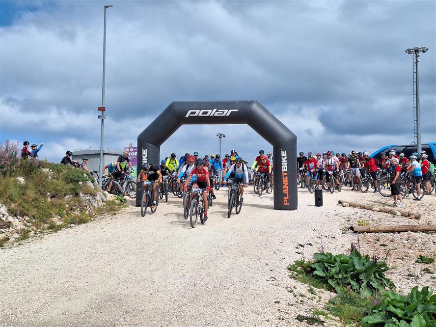 ИСТОЧНО САРАЈЕВО, 10. АВГУСТА /СРНА/ - Са врха Јахорине стартовао је четврти међународни брдско-бициклистички маратон "Стазама олимпијских планина" дужине 50 километара, на којем учествује више од 200 бициклиста.