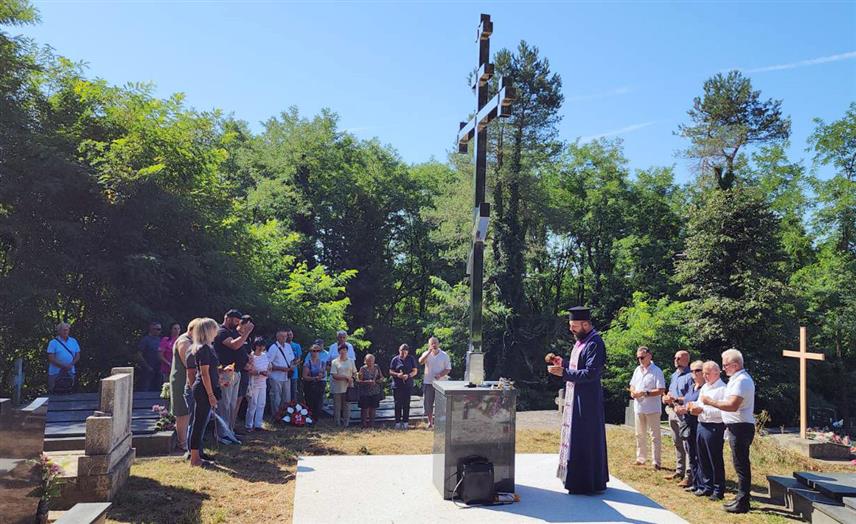 ГЛИНА, 10. АВГУСТА /СРНА/ - На православном гробљу Света Ката у Горњем Селишту код Глине данас је служен парастос српским цивилним жртвама у злочиначкој хрватској војно-полицијској акцији "Олуја" 1995. године, те откривен и освештан крст изграђен донацијом предсједника Републике Српске Милорада Додика.	

