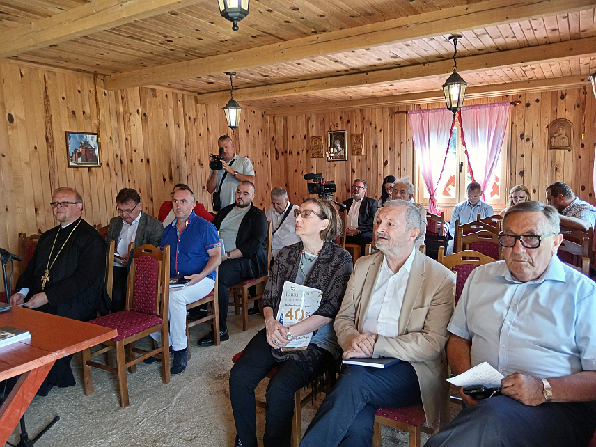 СОКОЛАЦ, 10. АВГУСTА /СРНА/ - У порти Манастира Светог великомученика Георгија на Равној Романији данас је отворен научни скуп "Хајдуци у српској историји и памћењу", на којем ће говорити 14 еминентних стручњака, историчара и истраживача српске историје из Републике Српске, Србије и Црне Горе.