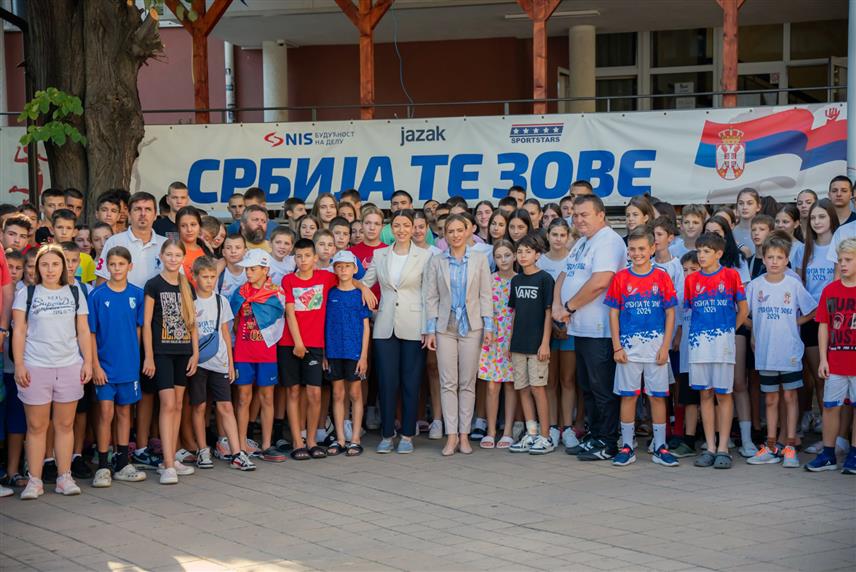 БЕОГРАД, 11. АВГУСТА /СРНА/ - Министар за бригу о породици и демографију Србије Милица Ђурђевић Стаменковски присуствовала је данас испраћају младих спортиста из региона и дијаспоре, учесника кампа "Србија те зове 2024", истакавши да се и кроз овакве активности показује јединство српског народа, прије свега, дјеце и омладине.