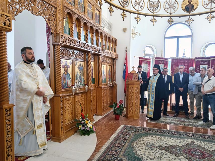 СОКОЛАЦ, 11. АВГУСТА /СРНА/ - Поводом Дана манастира Светог великмученика Георгија на Равној Романији данас је служена литургија и помен за погинуле српске борце, а потом је у порти храма одржан духовно-културни програм "Tеби горо Романијо" у оквиру 27. Госпојинских вечери културе.