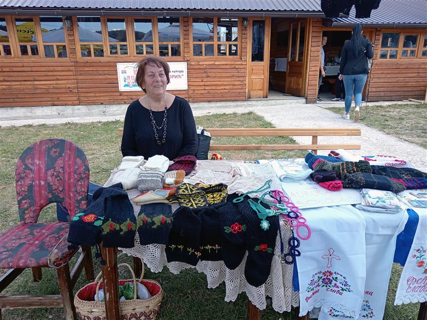 СОКОЛАЦ, 11. АВГУСТА /СРНА/ - Народно саборовање у порти манастира великомученика Георгија на Равној Романији 27. Госпојинских вечери културе било је прилика за промоцију националне кухиње и стваралаштва.