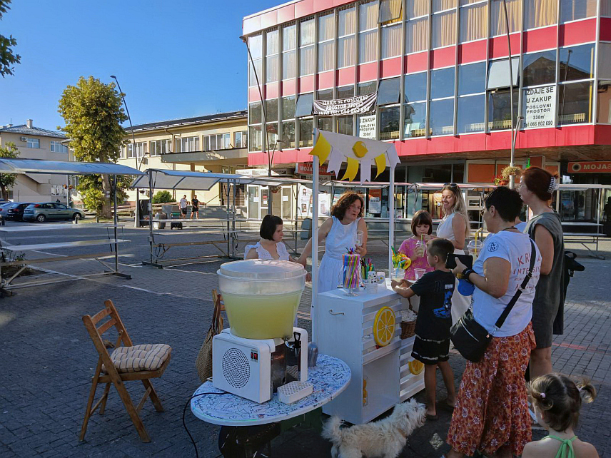 ПРИЈЕДОР, 11. АВГУСТА /СРНА/ - На малом градском тргу у Приједору вечерас је почела "Лимунада парти", јединствен догађај у граду који ће трајати наредних мјесец дана.
