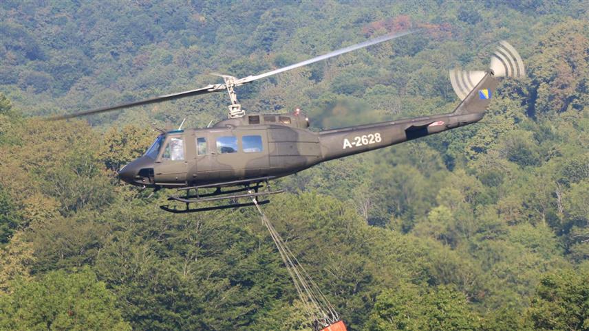 ФОЧА, 12. АВГУСТА /СРНА/ - Поред Хеликоптерског сервиса Републике Српске, од јутрос се у гашење пожара на Зеленгори укључио и хеликоптер Оружаних снага БиХ.