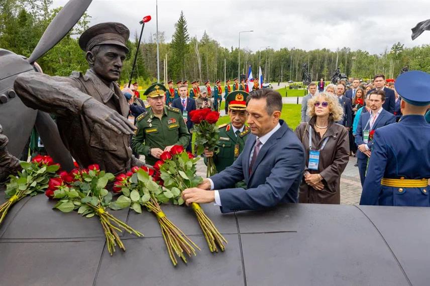 БЕОГРАД, 12. АВГУСТА /СРНА/ - Потпредсједник Владе Србије Александар Вулин током званичне посјете Руској Федерацији присуствовао је свечаности откривања споменика југословенским партизанима у Патриот парку у близини Москве и том приликом поручио да Срби и Руси никада нису изабрали погрешну страну историје.