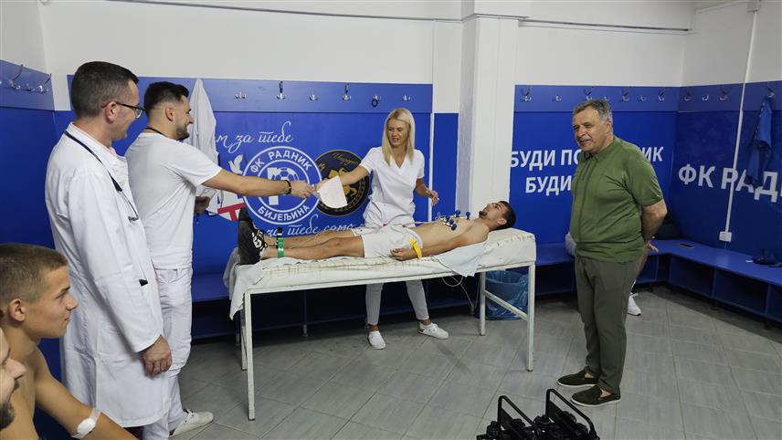 БИЈЕЉИНА, 12. АВГУСТА /СРНА/ - Болница "Свети врачеви" у Бијељини ове седмице, поводом Међународног дана омладине, организује превентивне прегледе у неколико спортских клубова, а први у низу прегледа обављен је данас у Фудбалском клубу /ФК/ "Радник", гдје је спортисте посјетио и вршилац дужности директора Болнице Микајло Лазић.