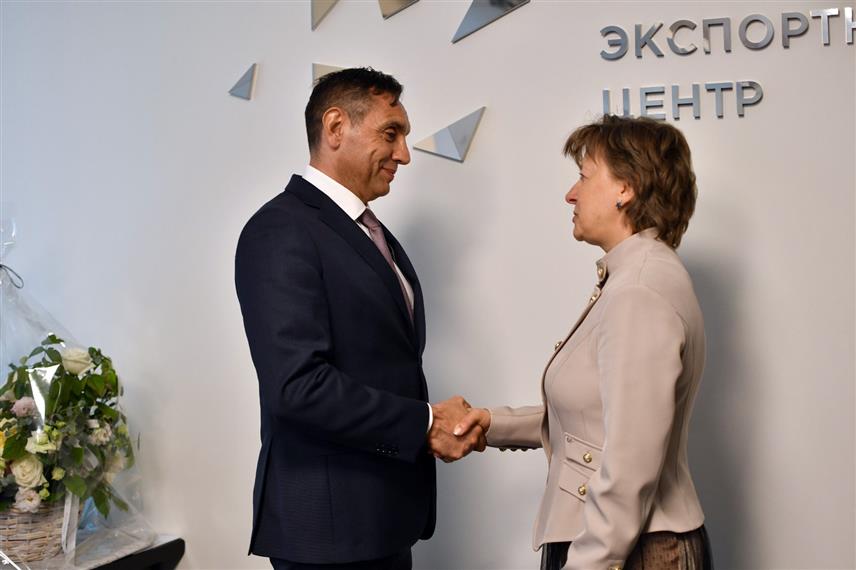 БЕОГРАД, 12. АВГУСТА /СРНА/ - Потпредсједник Владе Србије Александар Вулин на почетку званичне посјете Москви састао се са директорком Руског експортног центра Вероником Никишином, са којом се сагласио у оцјени да је сарадња двије државе на високом нивоу, али и да има простора за унапређење економске сарадње.