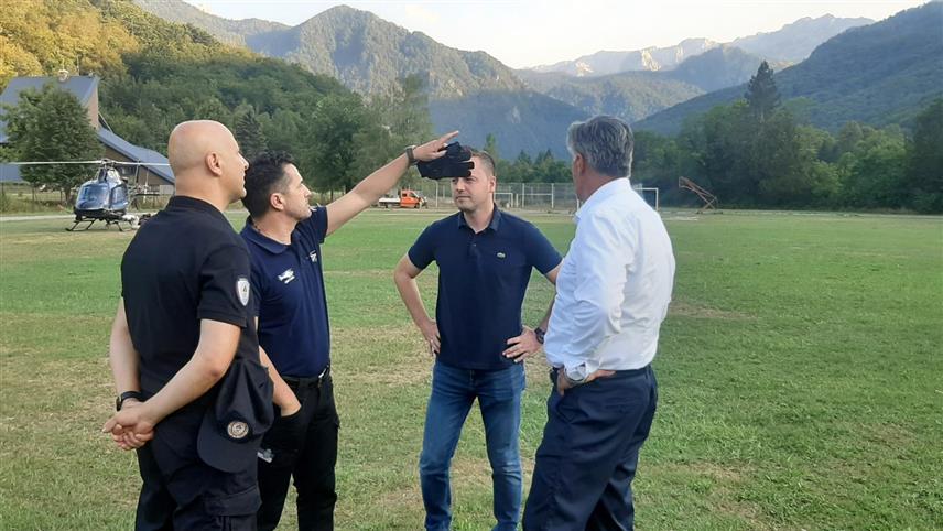 ФОЧА, 12. АВГУСТА /СРНА/ - Министар унутрашњих послова Републике Српске Синиша Каран, директор полиције Српске Синиша Кострешевић, директор Хеликоптерског сервиса Републике Српске Бобан Кустурић, начелник Заједничког штаба Оружаних снага БиХ Гојко Кнежевић и начелник општине Фоче Милан Вукадиновић на Тјентишту.
