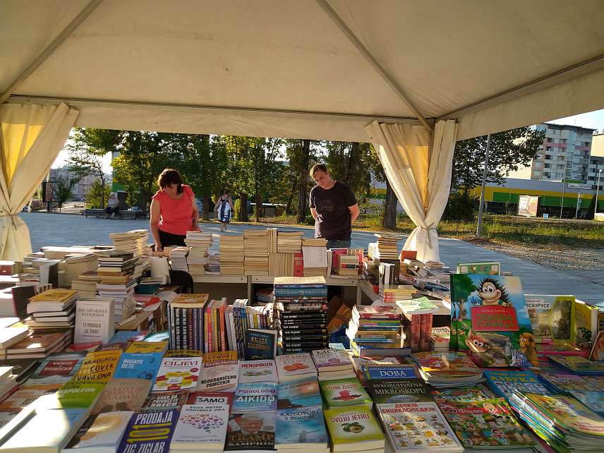 ИСТОЧНО НОВО САРАЈЕВО, 12. АВГУСТА /СРНА/ - Сајам књига отворен је вечерас на Тргу Републике Србије у Источном Новом Сарајеву, у организацији Матичне библиотеке Источно Сарајево, под покровитељством ове локалне заједнице.