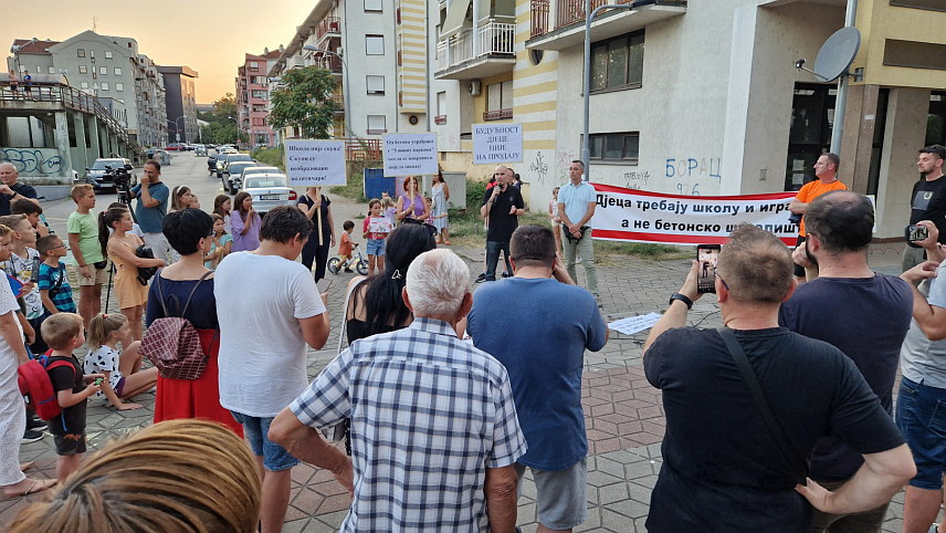 БАЊАЛУКА, 12. АВГУСТА /СРНА/ - Станари бањалучког насеља Центар-Алеја вечерас су се са дјецом окупили на Тргу код Спортске дворане "Борик", те послали поруку Градској администрацији и одборницима Скупштине града Бањалука да су против измјене регулационог плана.