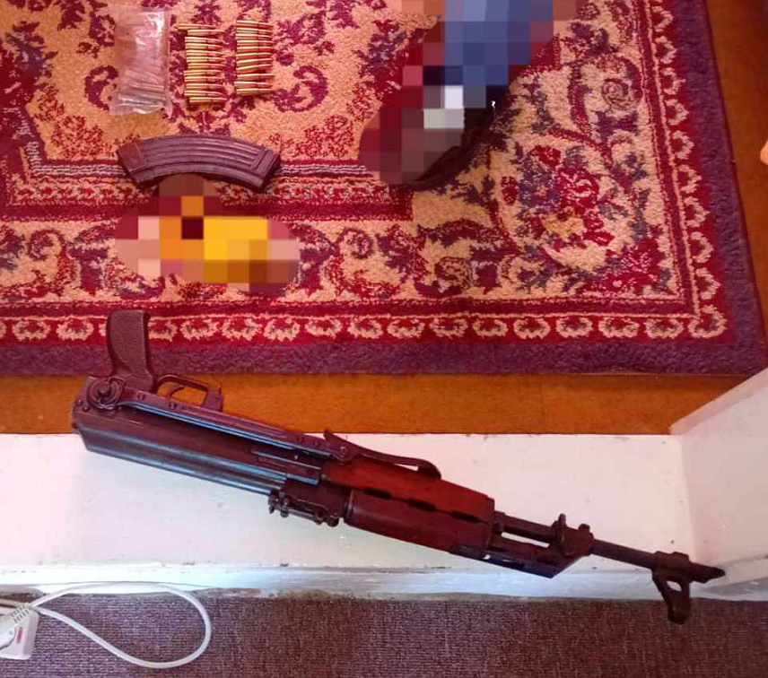 ДОБОЈ, 13. АВГУСТА /СРНА/ - Полиција је у Добоју у оквиру оперативне акције "Горила" ухапсила два лица из овог града и одузела 48,9 грама марихуане и једну аутоматску пушку са муницијом.