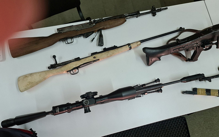 ТУЗЛА, 13. АВГУСТА /СРНА/ - Против мушкарца из Лукавца чији су иницијали М.М. /31/ биће поднесен одговарајући извјештај Кантоналном тужилаштву у Тузли због нелегалног посједовања веће количине оружја и муниције, саопштено је данас из кантоналне Управе полиције.