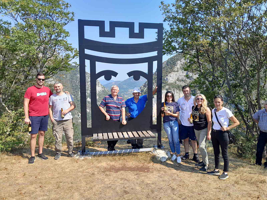 РИБНИК, 13. АВГУСТА /СРНА/ - Туристичка организација општине Рибник организовала је данас промотивну шетњу "Стазама Црне краљице", с циљем упознавања природних љепота општине Рибник и древне легенде о овој краљици која је наводно владала овим крајевима у средњем вијеку.