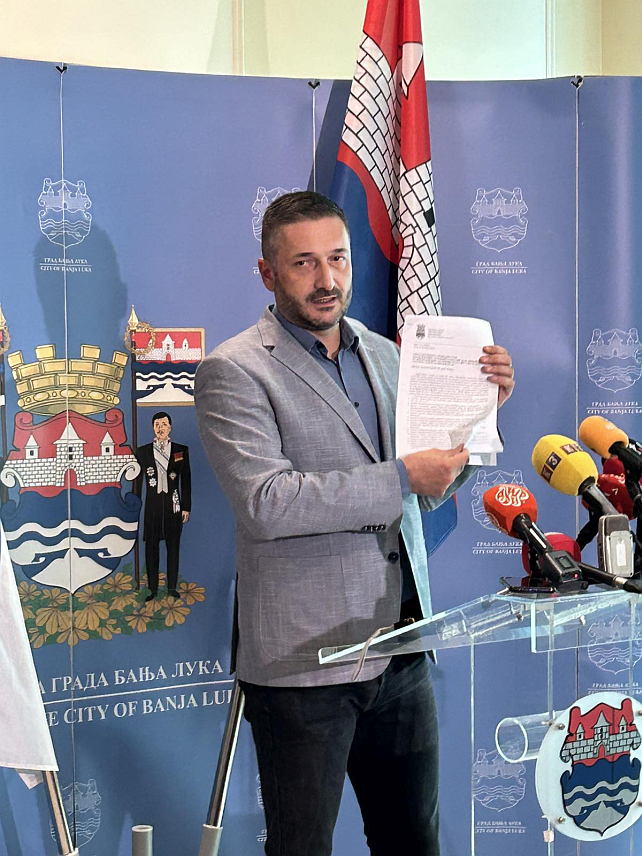 БАЊАЛУКА, 13. АВГУСТА /СРНА/ - Предсједник Скупштине града Бањалука Љубо Нинковић на конференцији за новинаре у Градској управи.