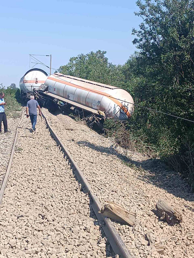 ДОБОЈ, 13. АВГУСТА /СРНА/ - Празан вагон цистерна "Жељезница Републике Српске" исклизнуо је данас између жељезничких станица Славонски Шамац и Шамац, а стручне екипе су на терену како би пругу што прије оспособили за редован саобраћај возова.