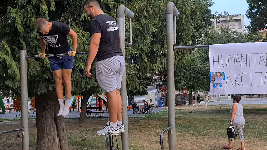 ДОБОЈ, 13. АВГУСТА /СРНА/ - Спортиста Александар Шутало у Добоју изводи 200 руских згибова у хуманитарној акцији за лијечење двадесетједногодишњег Немање Ђукића из овог града, који је оболио од Хочкиновог лимфома /врста тумора/.