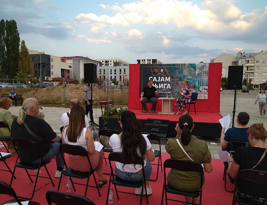 ИСТОЧНО НОВО САРАЈЕВО, 13. АВГУСТА /СРНА/ - Доктор лингвистичких наука запослен на Електротехничком факултету Универзитета у Источном Сарајеву Дарко Ковачевић на предавању "Умјетност приповиједања: сјећање на Пола Остера" уприличеном у оквиру Сајма књига у Источном Новом Сарајеву.