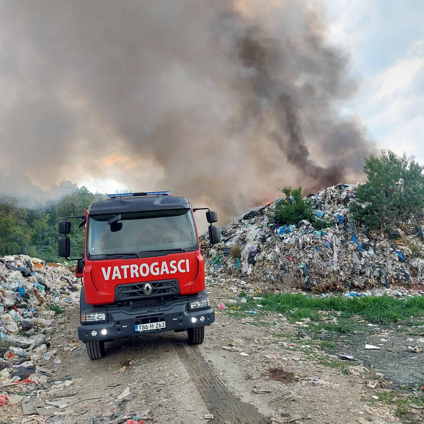 КОТОР ВАРОШ, 14. АВГУСТА /СРНА/ – Припадници Територијалне ватрогасне јединице Котор Варош и радници Комуналног предузећа "Бобас" од синоћ гасе велики пожар на градској депонији у насељу Дуратовци на подручју општине Котор Варош.